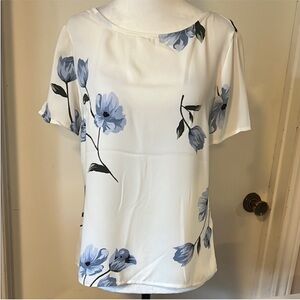 Dynamite | Women’s XS Flowy White and Blue Floral Blouse
